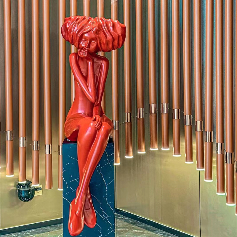 Escultura humana de fibra de vidrio roja