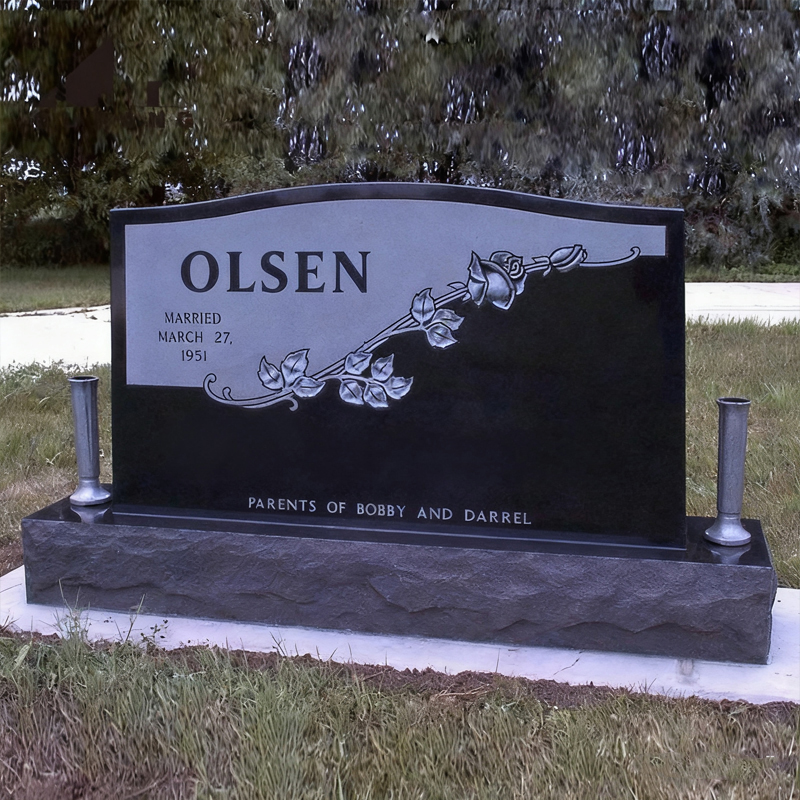 Lápida de mármol con patrón de rosas en contraste en blanco y negro