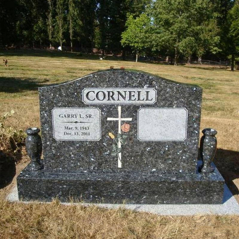 Lápida complementaria de granito con estampado de rosas cruzadas