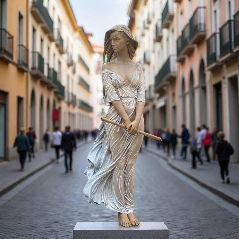 Escultura humana de fibra de vidrio en pose “falda en el viento”