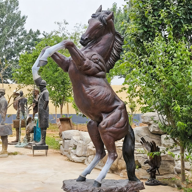 Escultura de caballo salvaje de bronce de tamaño natural – Exhibición al aire libre