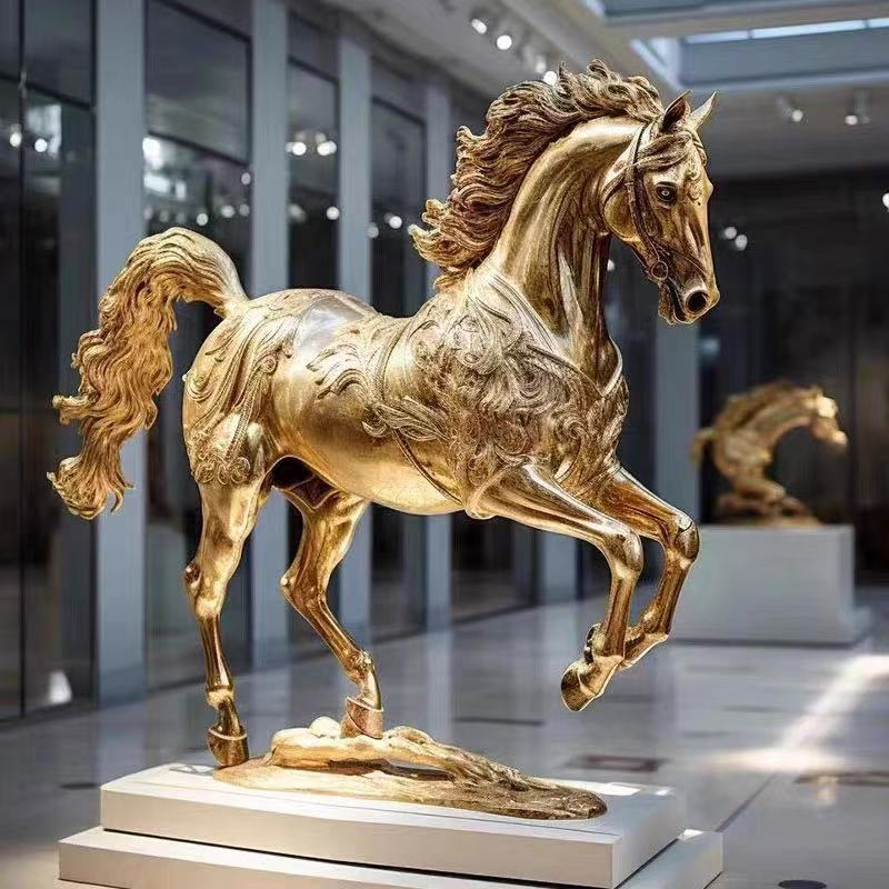 Escultura de caballo dorado en fibra de vidrio