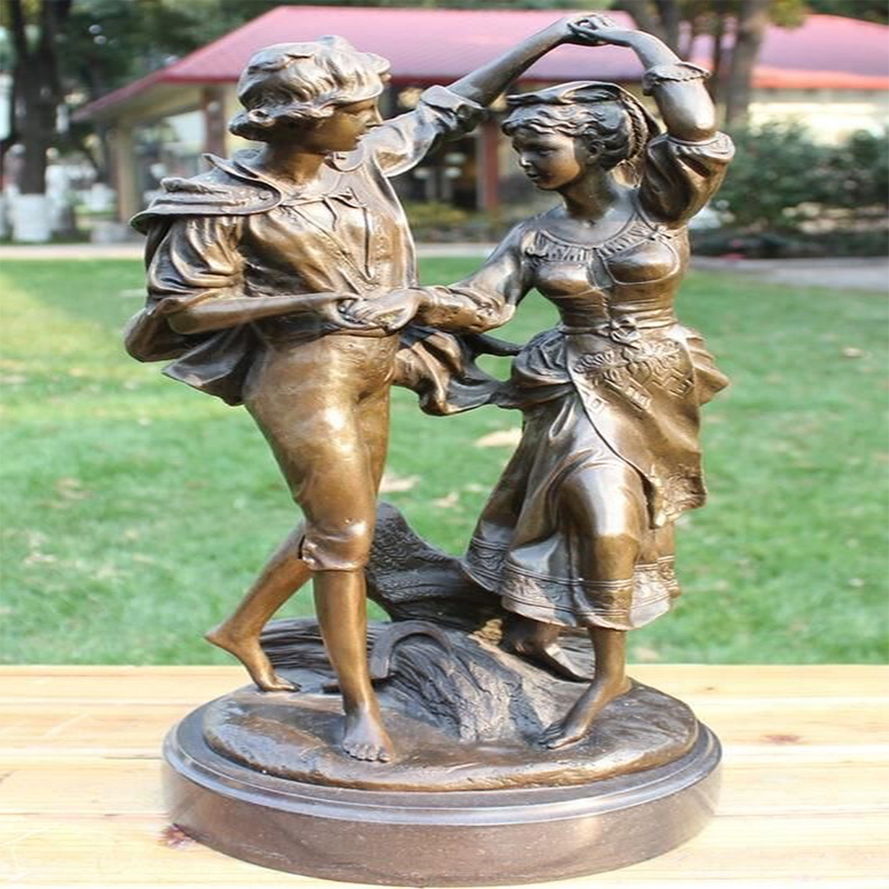Escultura de pareja de bronce bailando a tamaño real – figura de corazón para decoración de parques