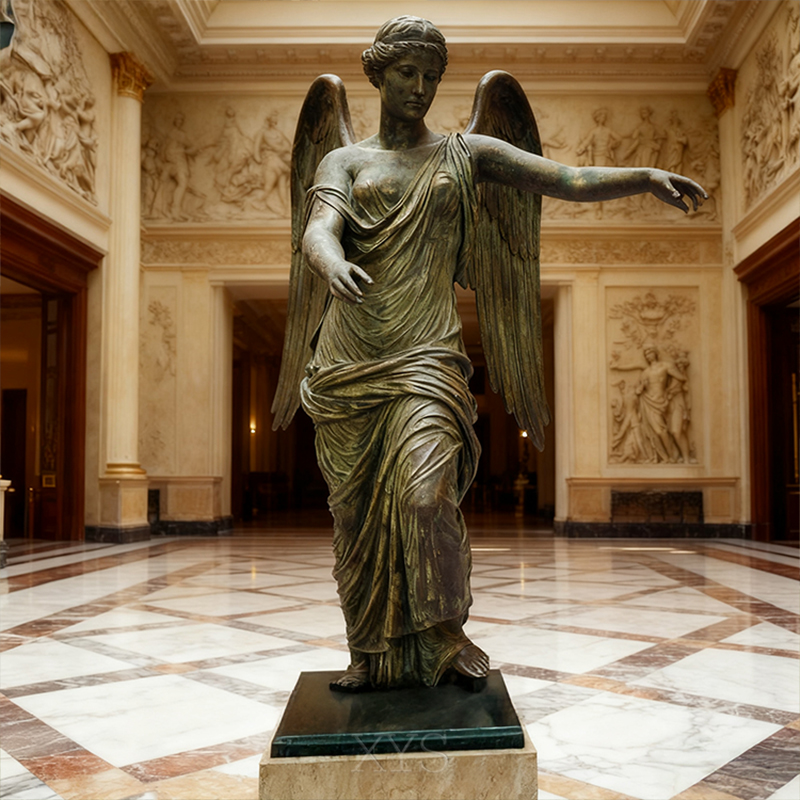 Escultura de la diosa Nike con alas en el interior de bronce
