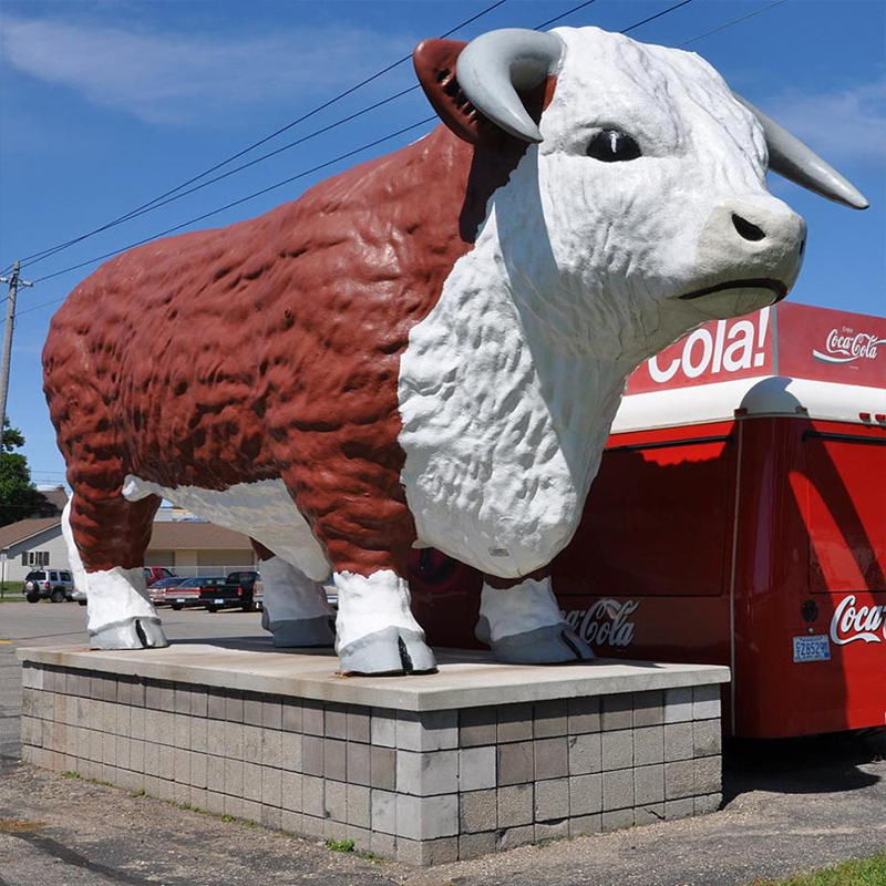 Escultura de vaca floreada gigante de fibra de vidrio