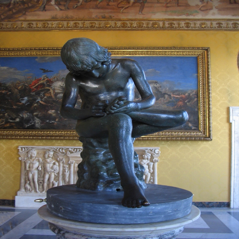 Escultura humana duradera de mármol para exteriores de un niño sacando una espina de su pie, diseño europeo