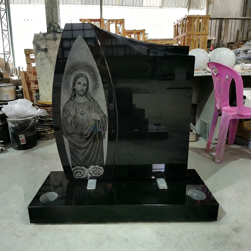 Lápida de mármol negro con figura de Cristo