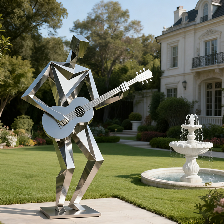 Escultura de guitarrista de acero inoxidable con facetas geométricas