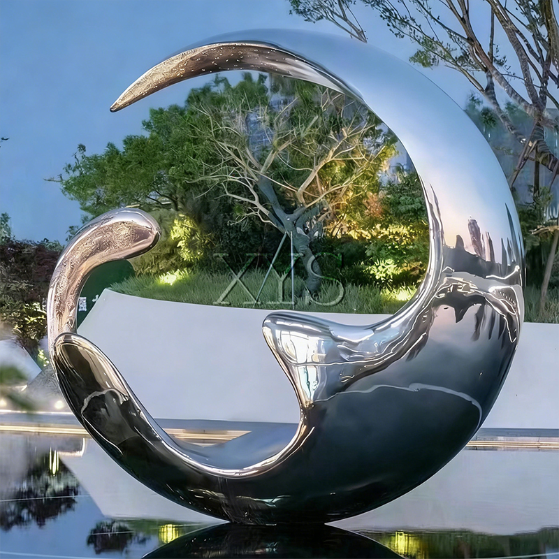 Escultura de media luna con espejo de agua y luna