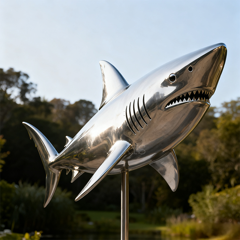 Escultura de tiburón espejo de ataque en aguas profundas