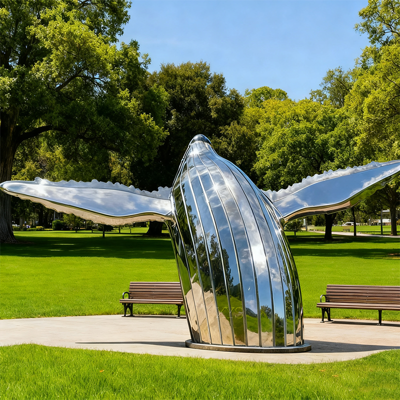 Escultura de ballena persiguiendo el espejo de luz