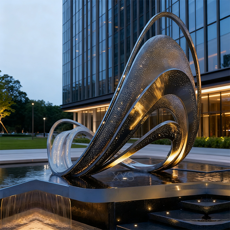 Escultura de fuente de agua calada iluminada por olas iluminadas por las estrellas