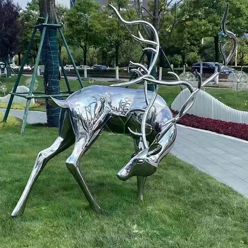 Escultura de ciervo manchado con espejo de ciervo de la suerte