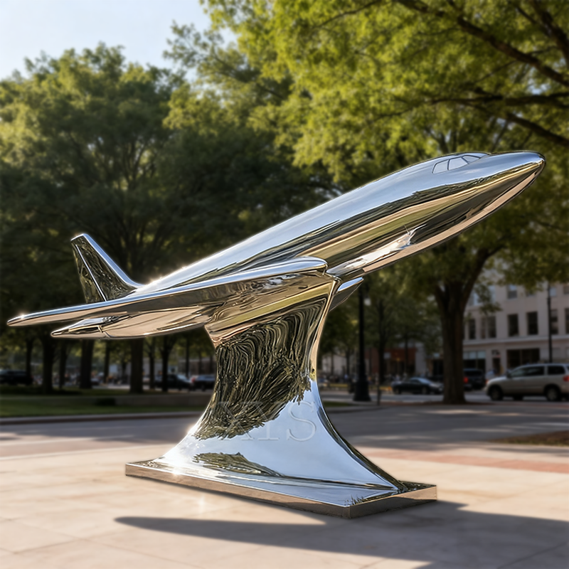Escultura de avión con espejo encuadernado hacia el cielo