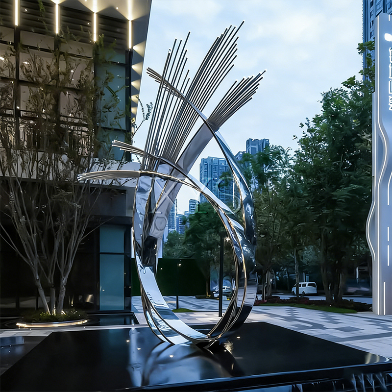 Escultura de plumas caladas de cola de fénix al amanecer