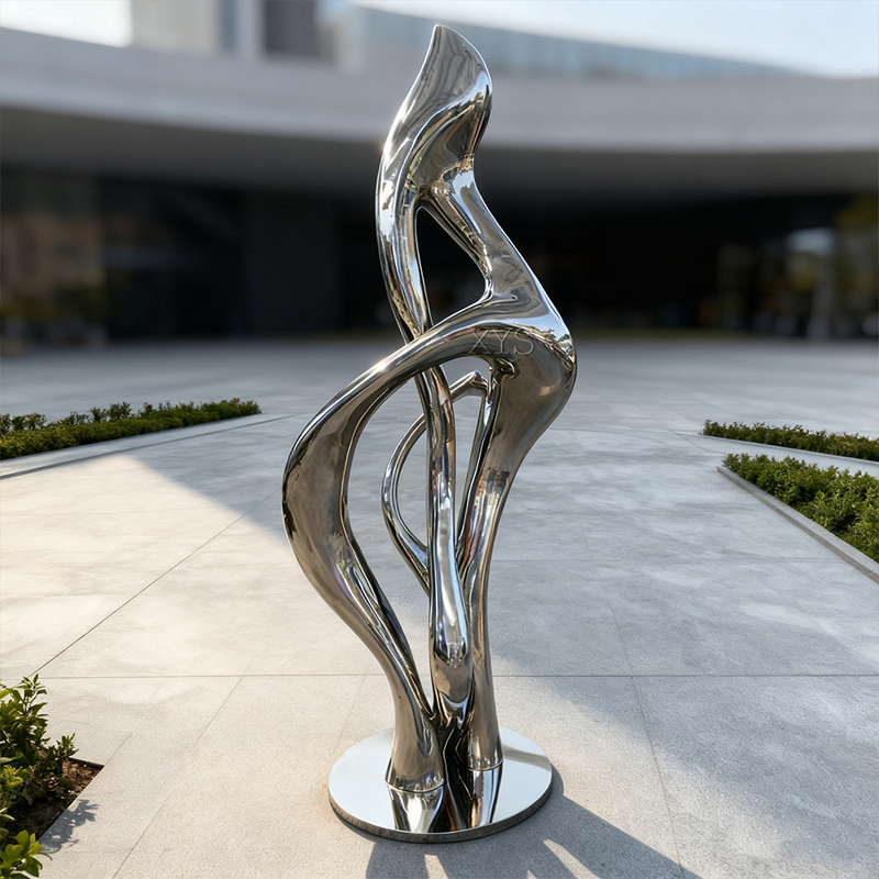 Escultura abstracta de espejo de llama en movimiento
