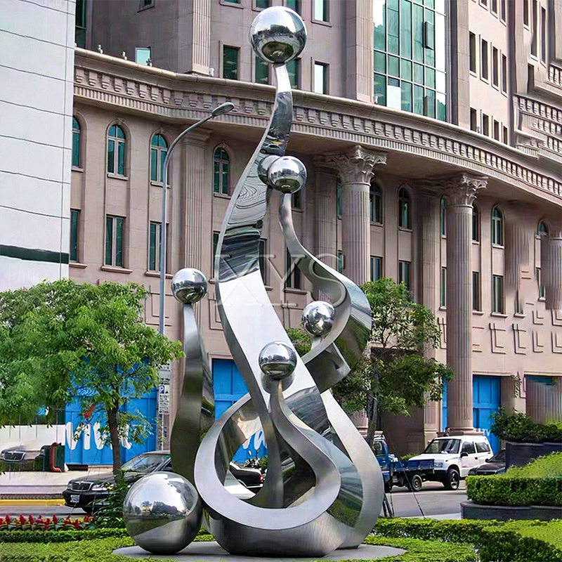 Alcanzando la escultura abstracta de bola de espejos de luz