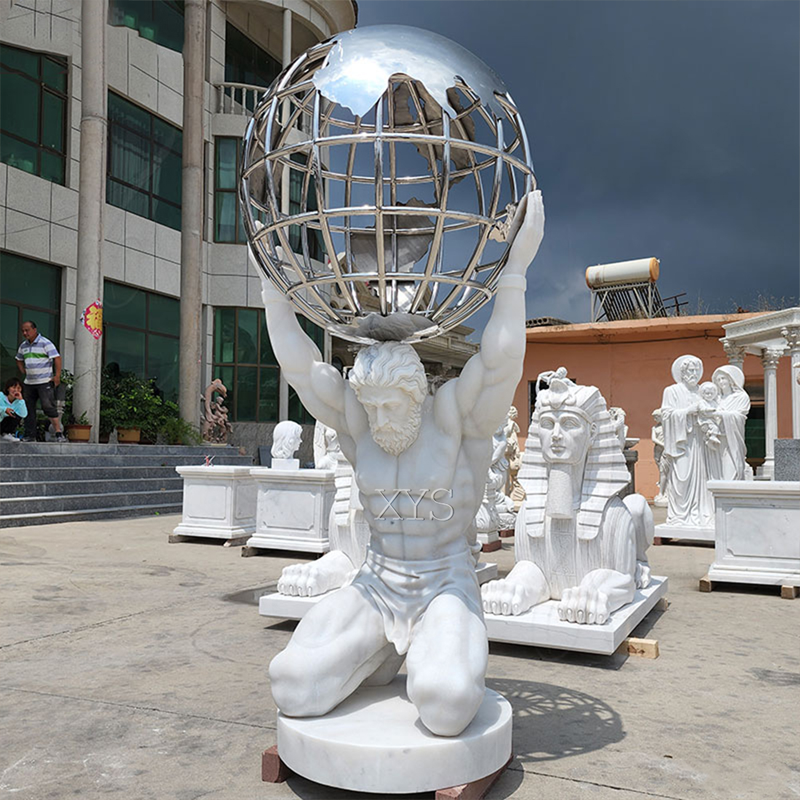 Escultura de globo terráqueo tallada en piedra del Atlas