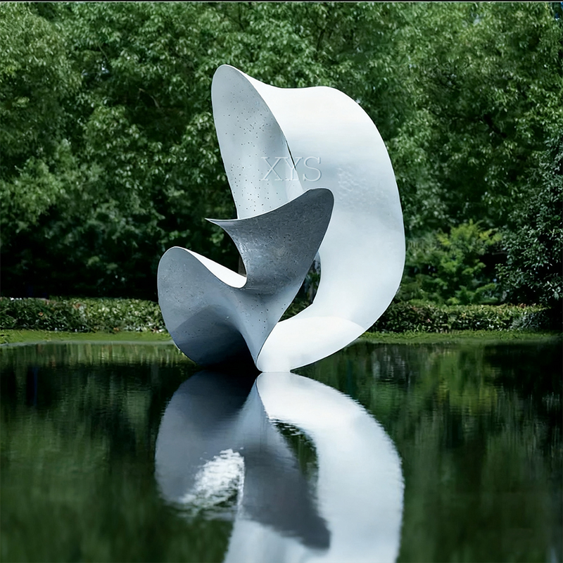 Escultura de elemento de agua abstracto de cinta de nube
