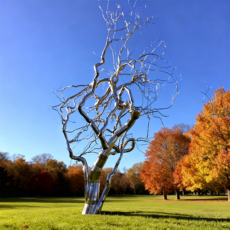 Escultura de árbol desnudo con espejo de ramas plateadas