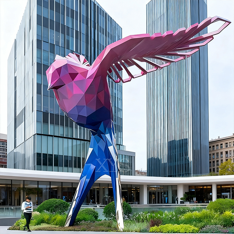 Escultura de pájaro facetado geométrico de las cromátidas