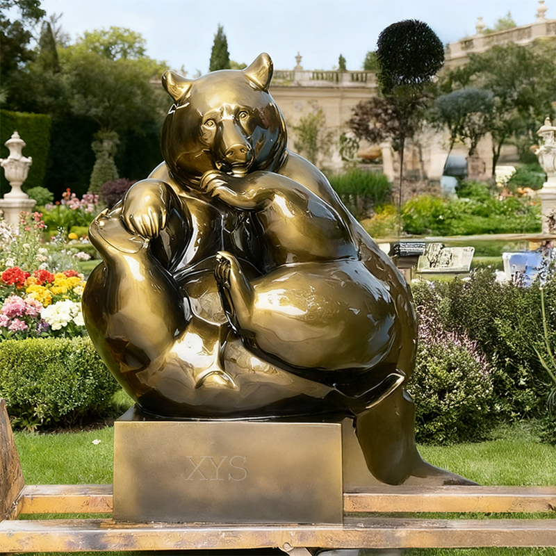 Escultura de madre osa de bronce con cachorro