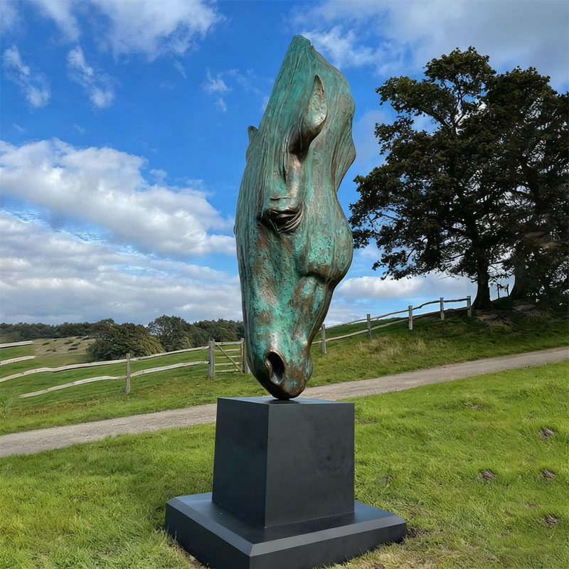 Escultura abstracta de cabeza de caballo de bronce