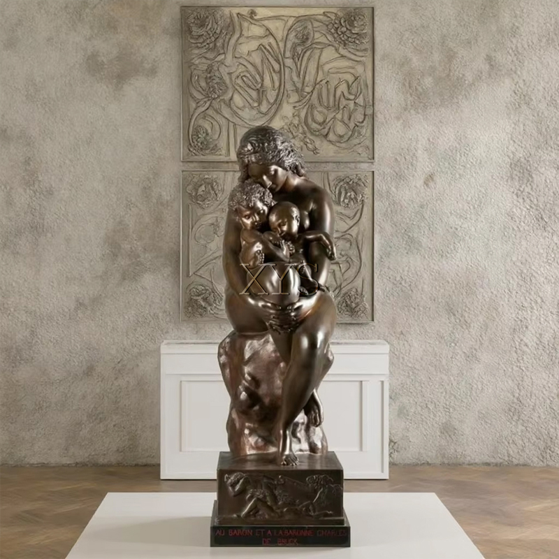 Escultura de bronce del amor de madre con bebés gemelos