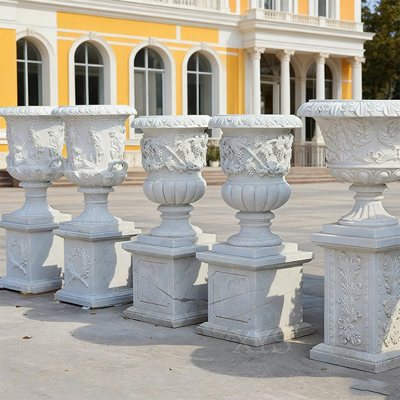 Macetero de flores talladas en piedra europea
