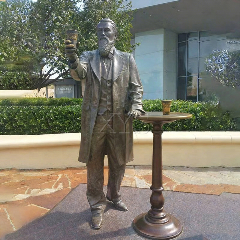 Escultura conmemorativa de bronce de John Pemberton