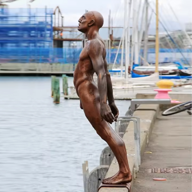 Escultura masculina desnuda en bronce