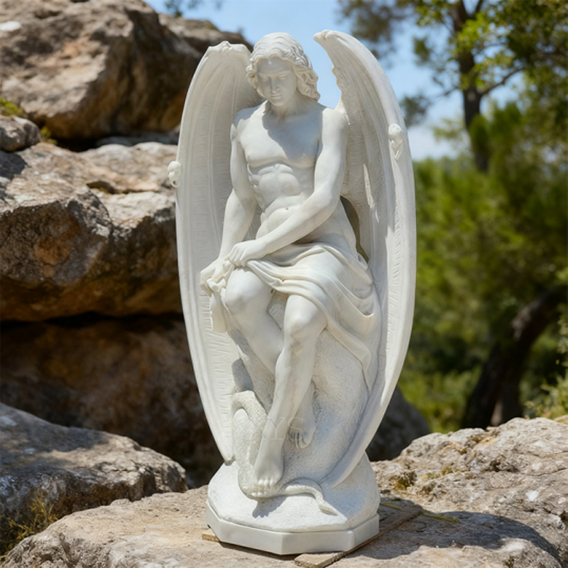 Escultura de ángel masculino de mármol blanco