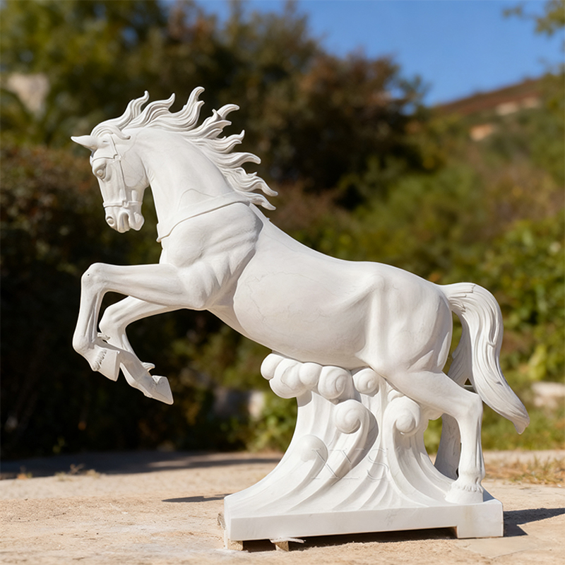 Escultura de caballo de mármol blanco