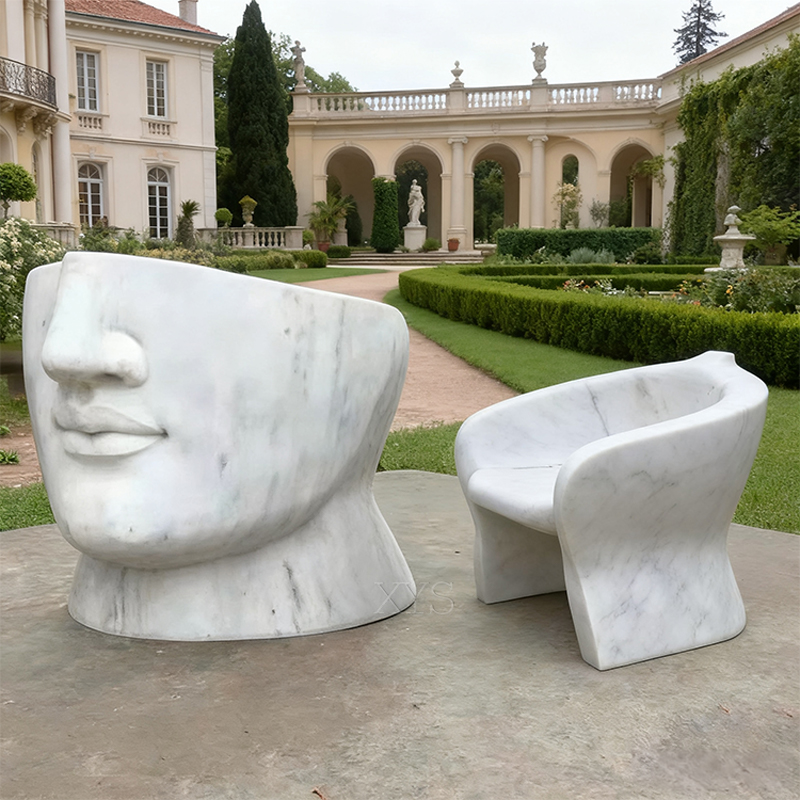 Asiento de mármol con cara abstracta