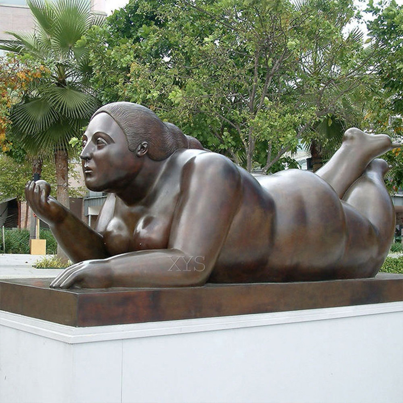 Escultura de arte moderno de mujer desnuda reclinada estilo Fernando Botero de bronce