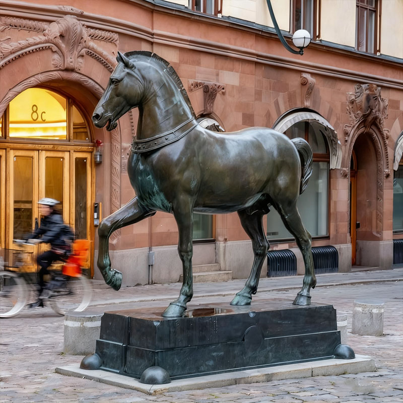 Escultura de caballo realista de bronce