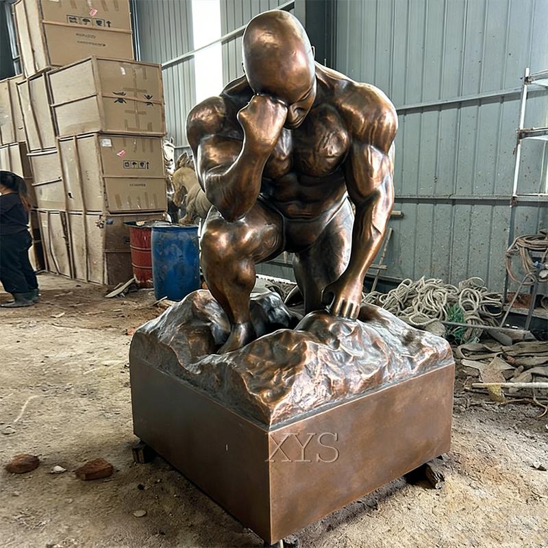 Escultura de bronce del arte del pensador del músculo