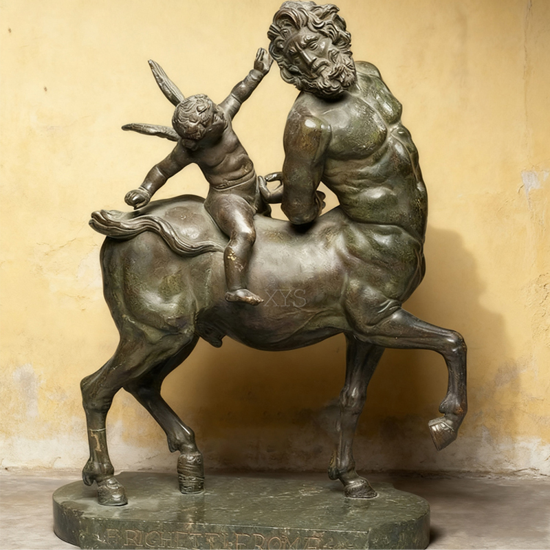 Escultura de bronce de centauro y ángel