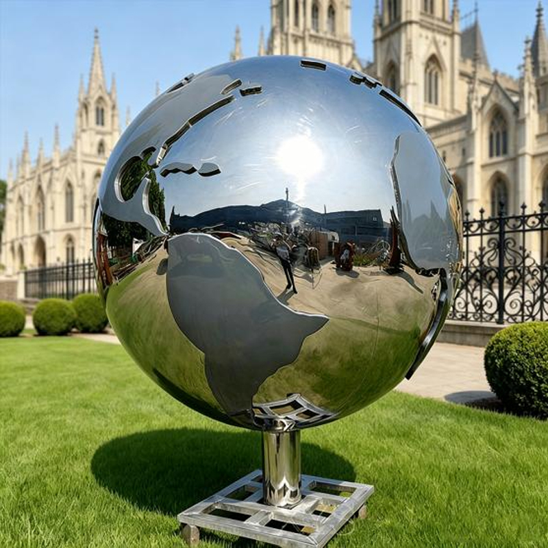 Escultura hueca de acero inoxidable con forma de globo terráqueo