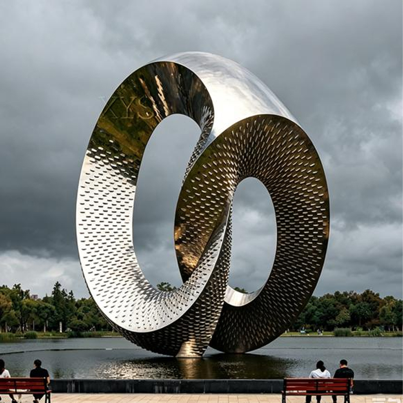 Escultura de elemento acuático de acero inoxidable Mobius con doble anillo y textura punteada