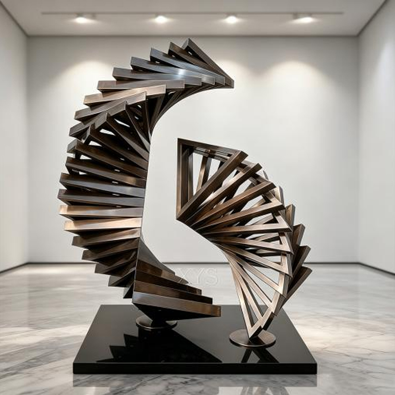 Escultura geométrica de acero inoxidable en espiral creciente en capas