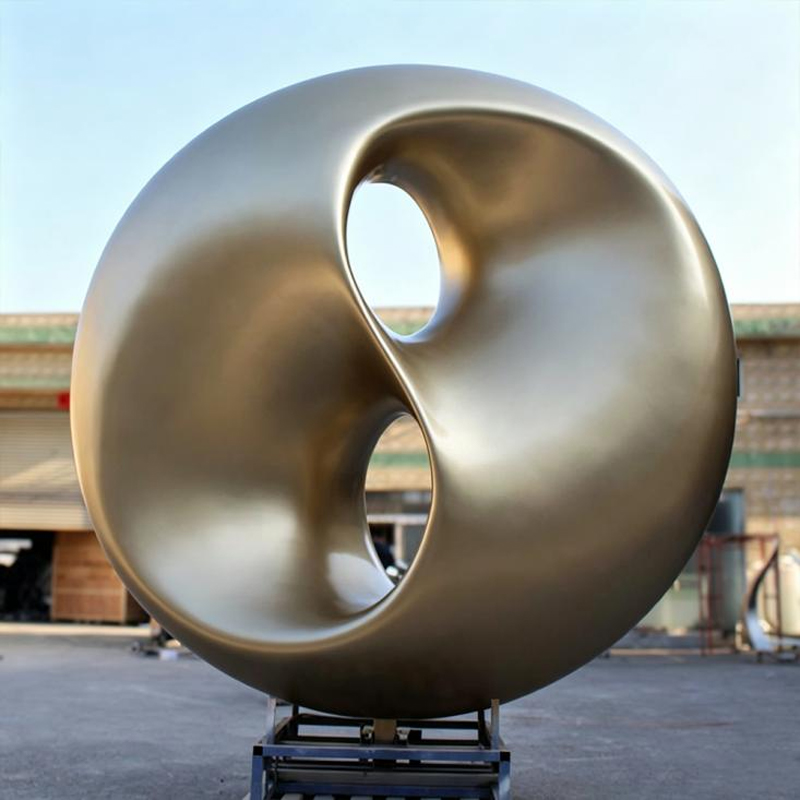 Escultura de acero inoxidable con anillo de doble agujero en oro champán