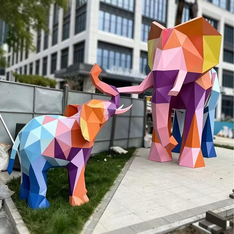 Escultura geométrica facetada de acero inoxidable de madre y cría de elefante