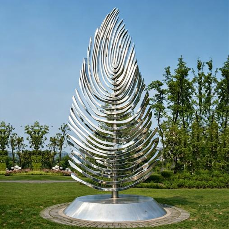 Escultura de acero inoxidable con plumas aerodinámicas huecas
