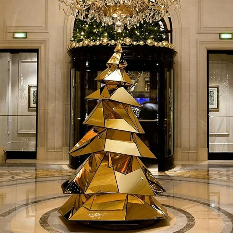 Escultura de árbol de Navidad facetada de titanio y oro