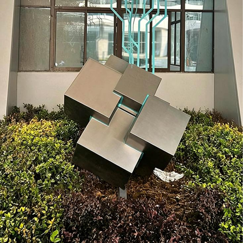 Escultura de acero inoxidable con racimo de cubos geométricos
