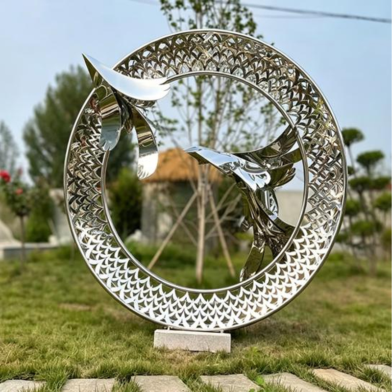 Escultura de acero inoxidable con anillos y pájaros gemelos