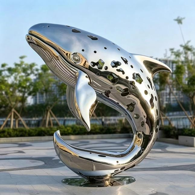 Escultura hueca de acero inoxidable de ballena pulida como espejo